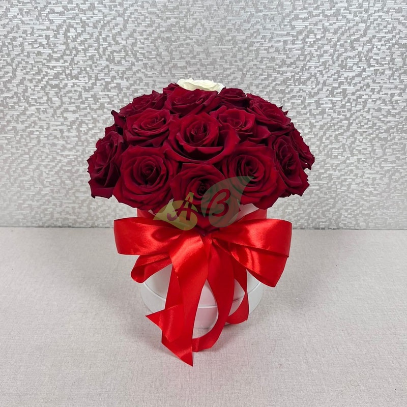 Букет из 25 белых роз в обрамлении красных