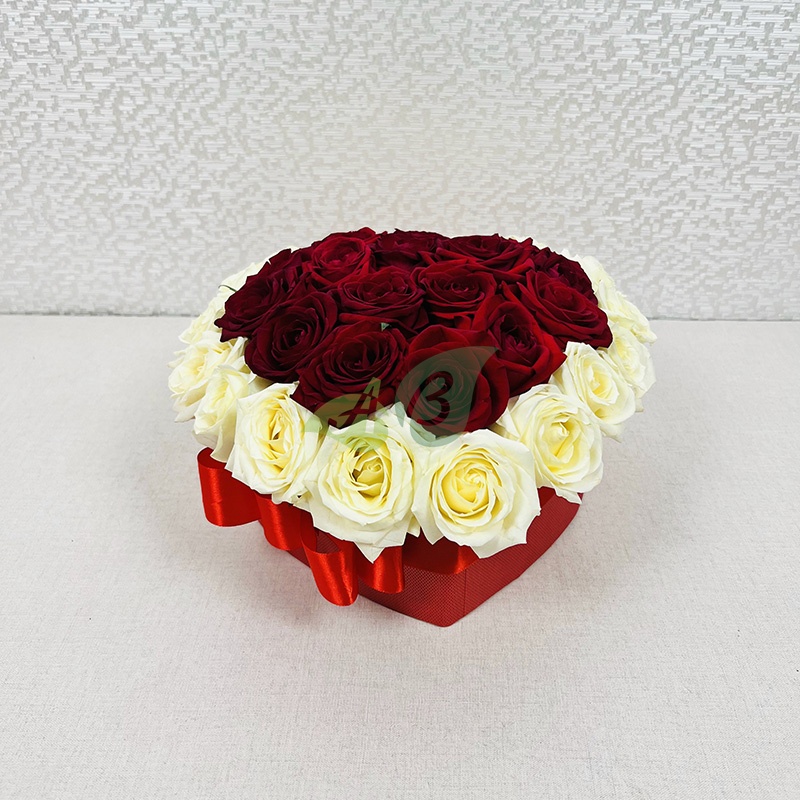 Розы в коробке для девушки Любящее сердце