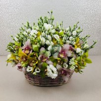 Огромная корзина с орхидеями и эустомой